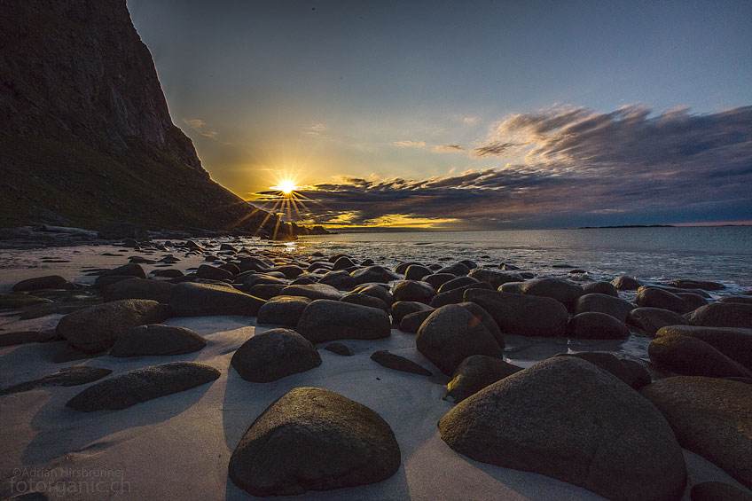 Mit seinen rundgeschliffenen Steinen gehört der Strand von Utakleiv zu den schönsten Stränden der Lofoten.