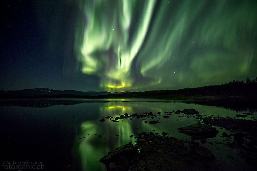 Die Spiegelungen des Polarlichts im See, verleihen den Bildern mehr Tiefe.