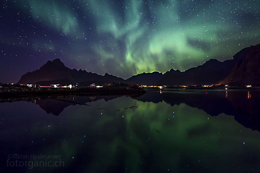 Langsam tritt die Morgendämmerung ein, aber noch immer flackern pulsierende Auroras am Himmel.