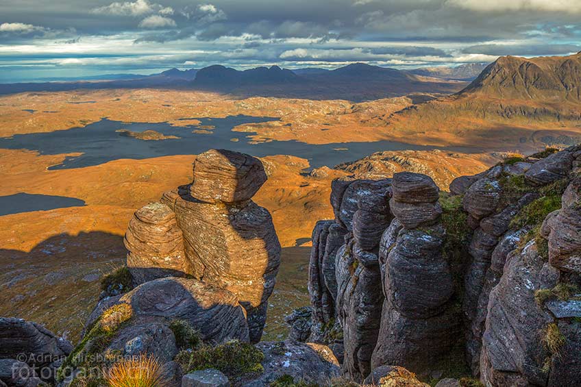 Endlose Aussicht auf die umliegenden Hügel aus Torridon Sandstein