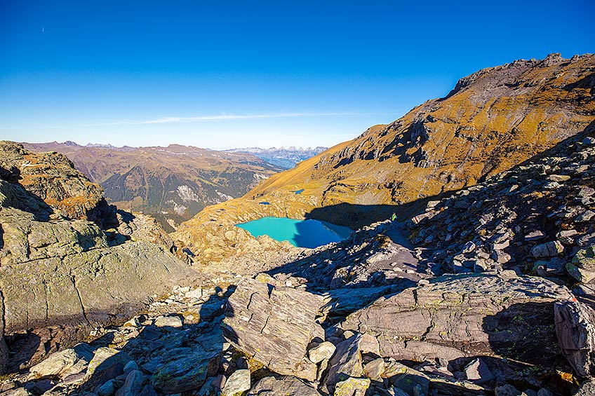 Mit dem Schottensee erblicken wir bald den nächsten Edelstein der 5-Seen-Wanderung.