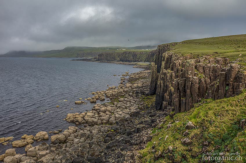 Auf der Wanderung zum Cave of Gold hat man Einblick in die Basaltsäulenküste von Kilmuir.