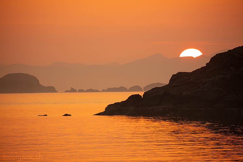 Ein fantastischer Sonnenuntergang! Die Sonne versinkt hinter den äusseren Hebrideninseln.