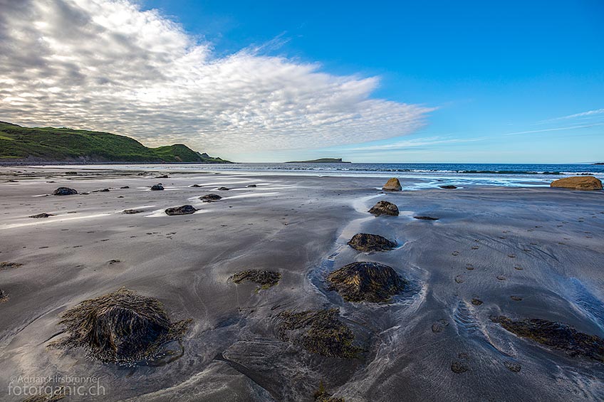 Der Staffin Bay ist ein grosszügiger und sehenswerter Strand in reizvoller Umgebung