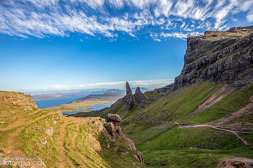 In der Nähe des Gipfels von The Storr öffnet sich ein weiter Blick auf die Landschaft der Isle of Skye und natürlich auf den Old Man of Storr.