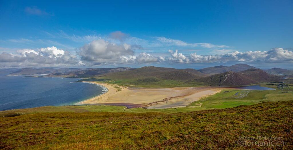 Der Chaipaval bietet einen tollen Ausblick auf den Sgarasta Mhòr Beach und sein Gezeitendelta, bis zu den Bergen von Nord Harris.