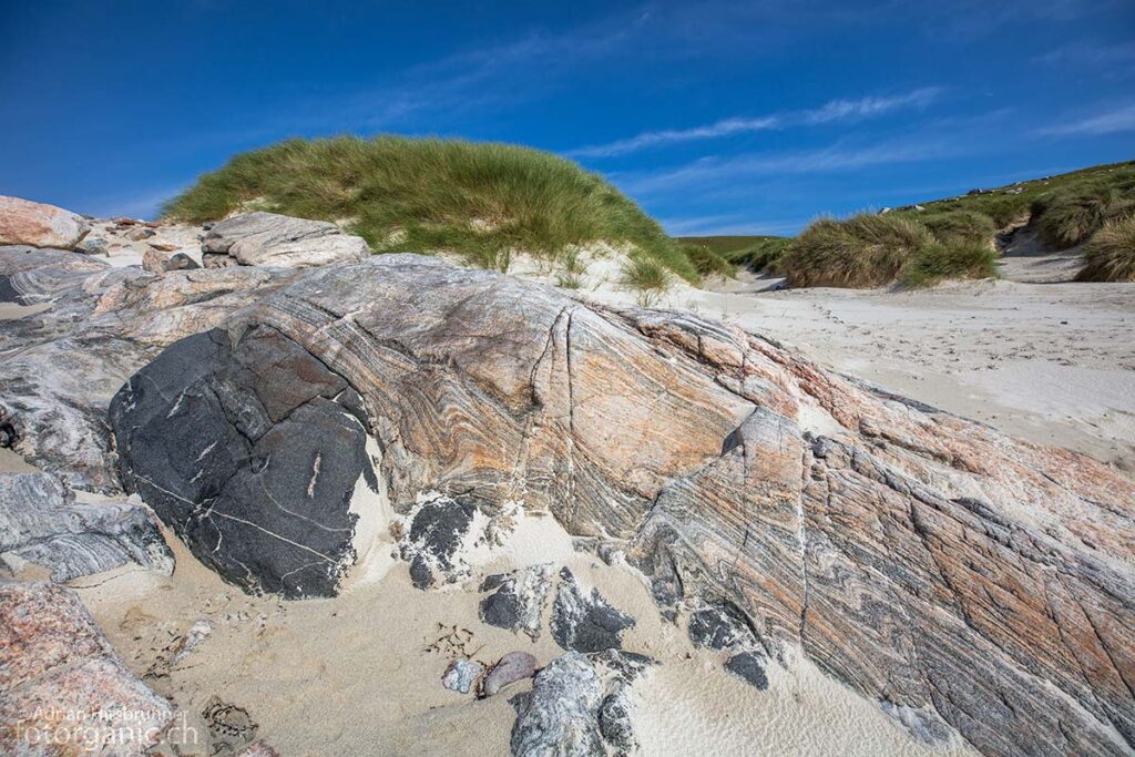 Für Geologen sind die Gneise in den Dünen von Traigh Mheilein eine Fundgrube.