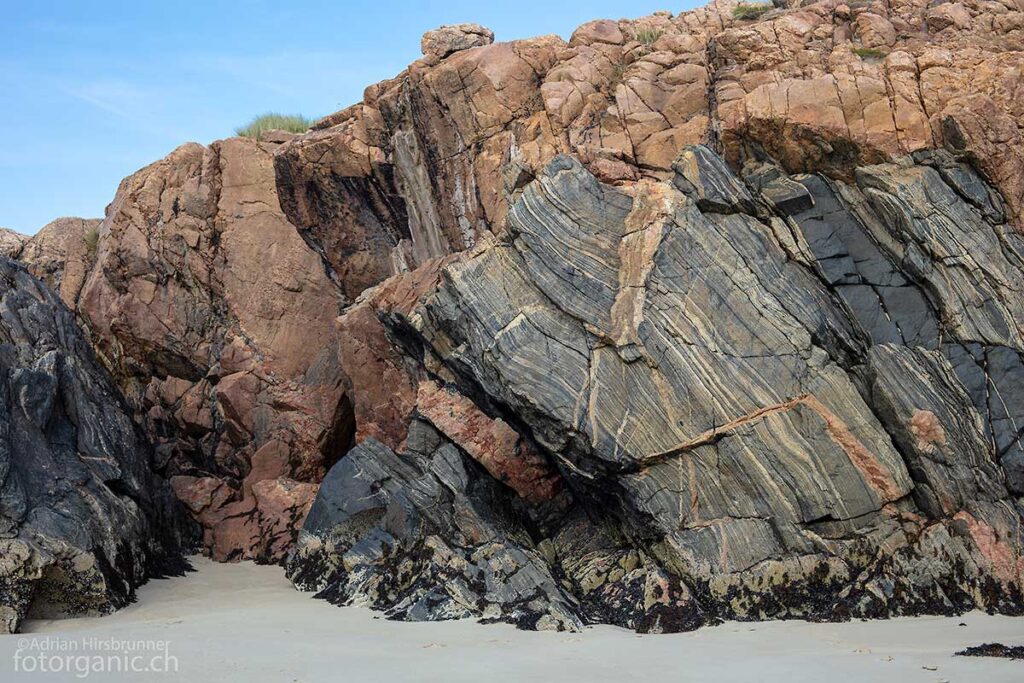 Exemplarisches Beispiel für den Lewisian Gneis des Ardroil Beach.