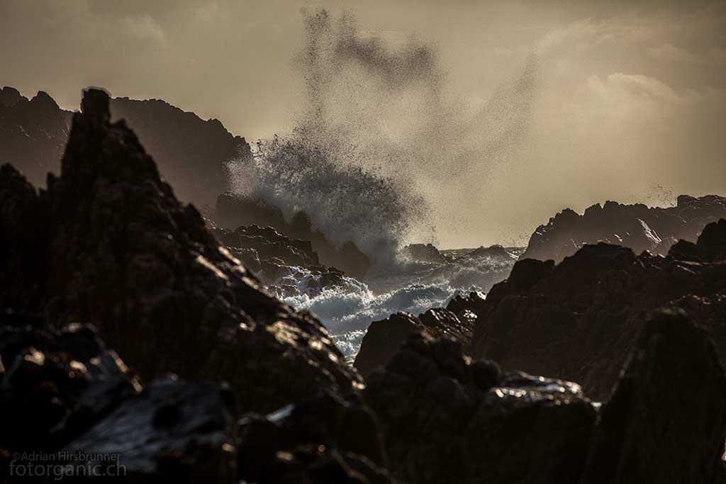 Turmhohe Gischt am Mangersta Beach