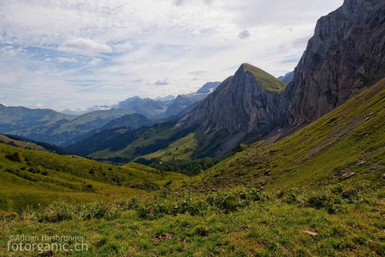 Langgezogene, felsige Bergketten