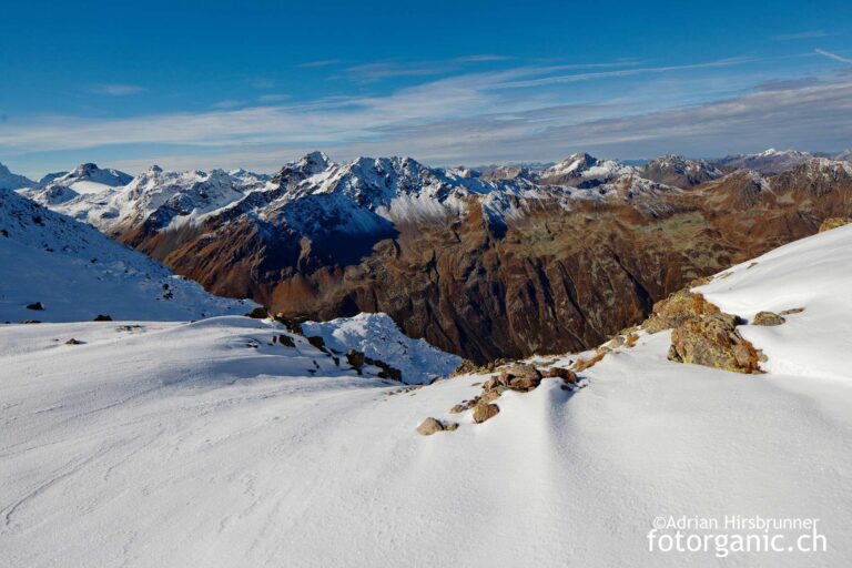 Oben Winter, unten Herbst: Herrliche Farben auf dem Schwarzhorn