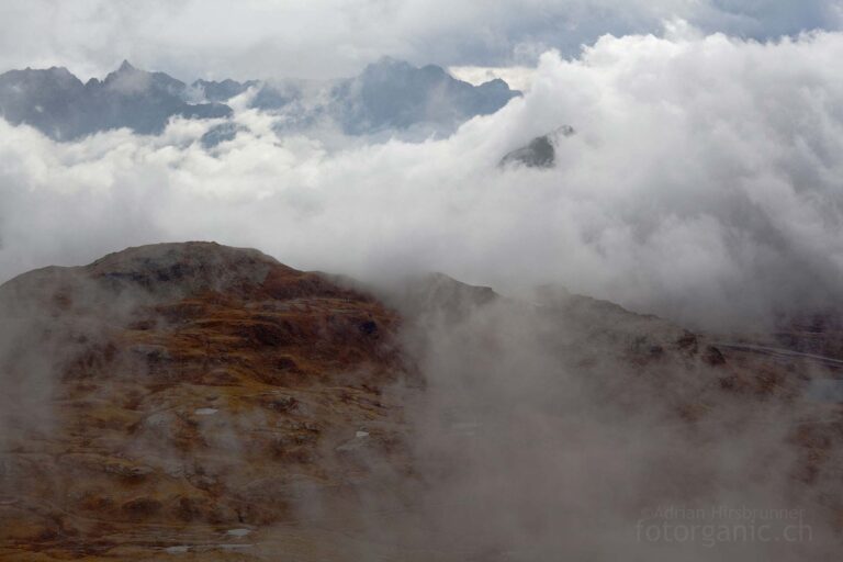 Im Val Bügelti steigen Nebelschwaden auf.