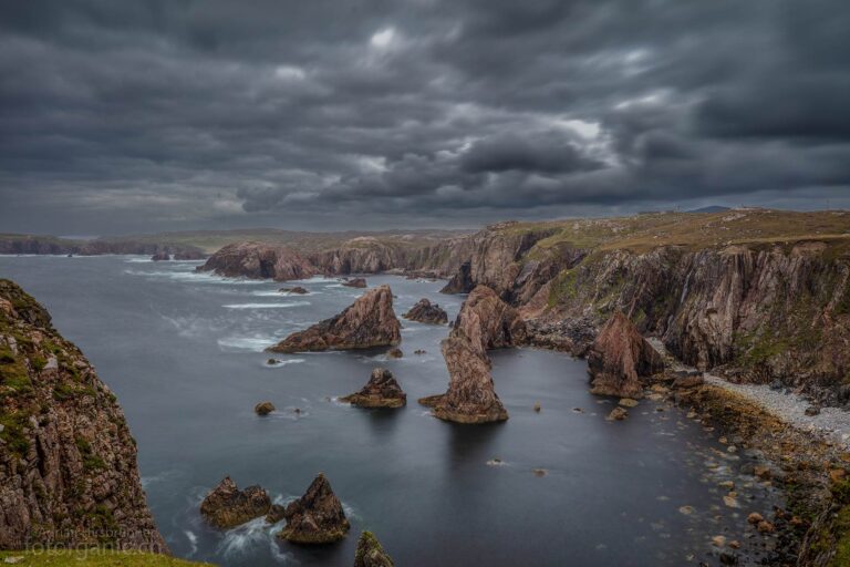 Viele Küsten der Hebrideninseln sind schroff und felsig. Die Mangersta Sea Stacks