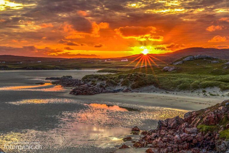 Die ersten Sonnenstrahlen am Strand. Lewis and Harris