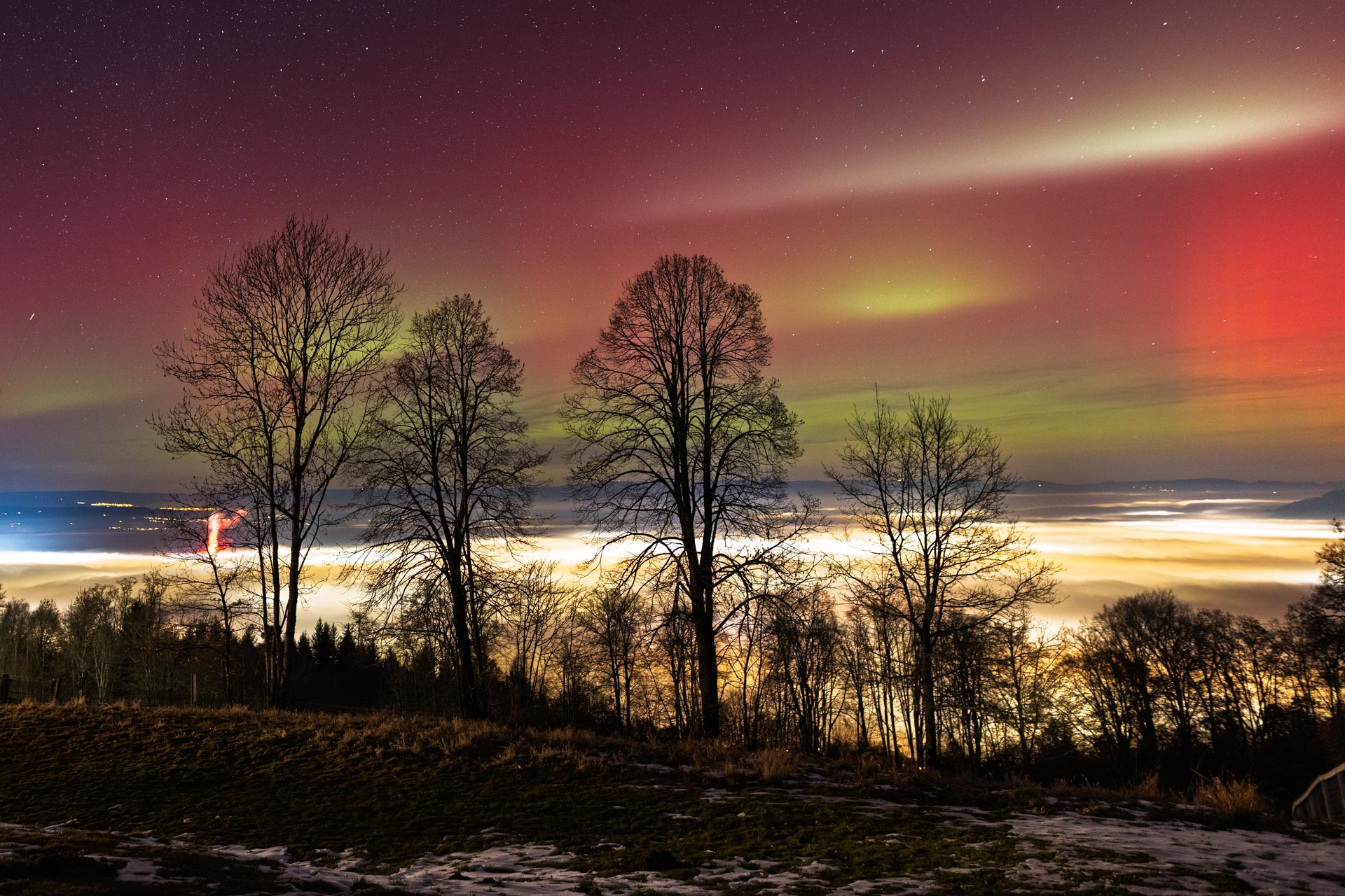 Polarlicht, SAR und RAGDA über Bern. Hier wird auch weisses Licht emittiert.